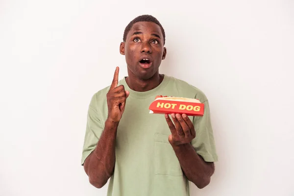 Giovane Uomo Afroamericano Mangiare Hot Dog Isolato Sfondo Bianco Che — Foto Stock
