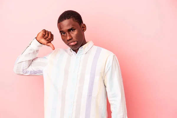 Giovane Uomo Afroamericano Isolato Sfondo Rosa Mostrando Pollice Verso Basso — Foto Stock