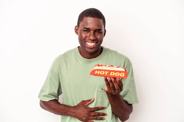 Fiatal Afro Amerikai Férfi Eszik Egy Hot Dog Elszigetelt Fehér — Stock Fotó