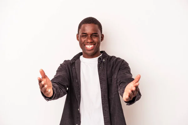 Giovane Uomo Afroamericano Isolato Sfondo Bianco Sente Fiducioso Dando Abbraccio — Foto Stock