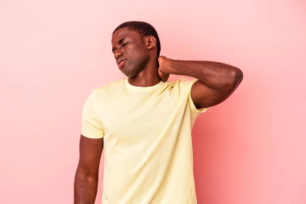 Jovem Afro Americano Isolado Fundo Rosa Massageando Cotovelo Sofrendo Depois — Fotografia de Stock