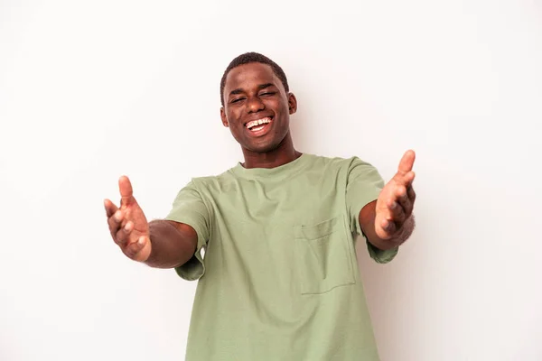 Giovane Uomo Afroamericano Isolato Sfondo Bianco Sente Fiducioso Dando Abbraccio — Foto Stock