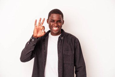Genç Afrikalı Amerikalı adam beyaz arka planda izole edildi. Neşeli ve kendinden emin..