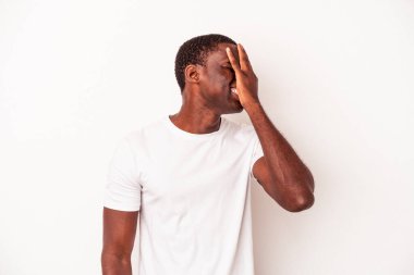 Genç Afro-Amerikan erkeği beyaz arka planda izole edilmiş mutlu, kaygısız, doğal duygulara gülüyor..