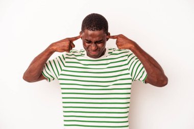 Beyaz arka planda izole edilmiş genç Afrikalı Amerikalı bir adam bir göreve odaklanmış, işaret parmaklarını işaret ediyor..