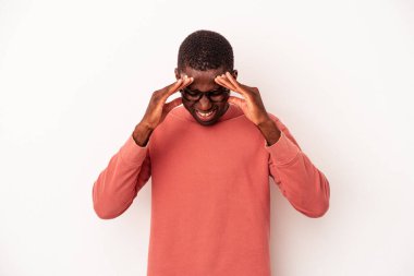 Beyaz arka planda izole edilmiş, başı ağrıyan, yüzüne dokunan genç bir Afrikalı Amerikalı..