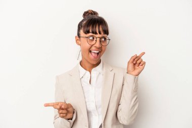 Beyaz arka planda izole edilmiş genç bir ırk kadını farklı kopya alanlarını gösteriyor, birini seçiyor, parmaklarıyla gösteriyor..