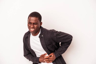 Beyaz arka planda karaciğer ağrısı ve karın ağrısı çeken genç bir Afrikalı Amerikalı..