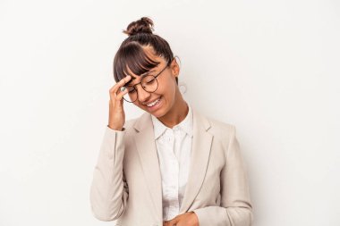 Genç melez kadın beyaz arka planda izole edilmiş neşeli bir şekilde gülüyor. Mutluluk kavramı.