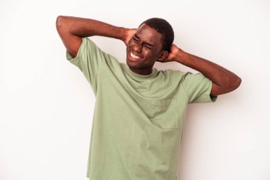 Genç Afrikalı Amerikalı bir adam beyaz arka planda izole edilmiş, kendinden emin, elleri başının arkasında..