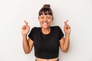 Genç melez kadın beyaz arka planda izole edilmiş şans dilemek için şans diliyor.