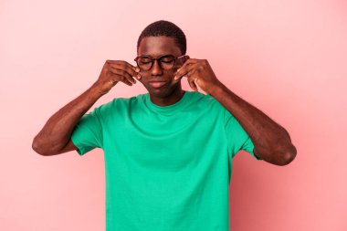 Genç Afrikalı Amerikalı iki seçenek arasında kuşkuyla pembe arka planda izole edilmiş..