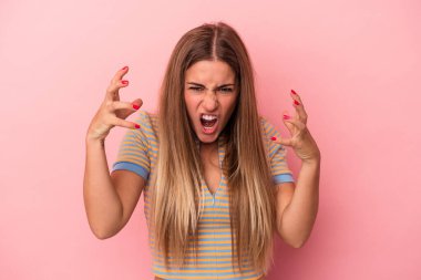 Pembe arka planda izole edilmiş genç Rus kadın korkmuş ve korkmuş..