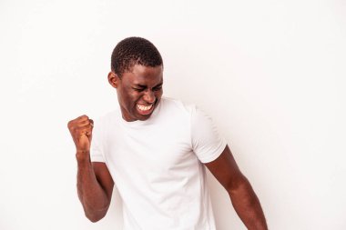 Genç Afrikalı Amerikalı adam beyaz arka planda dans ediyor ve eğleniyor..