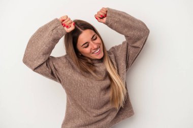 Beyaz arka planda izole edilmiş genç bir Rus kadın elleriyle gözlerini kapatmaktan korkuyor..