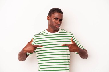 Genç Afro-Amerikan adam beyaz arka planda izole edilmiş. Elle bir gömlek fotokopi alanını gösteriyor. Gururlu ve kendinden emin.