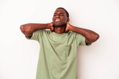 Genç Afrikalı Amerikalı erkek, beyaz arka planda izole edilmiş. Oturaklı yaşam tarzından dolayı boyun ağrısı çekiyor..