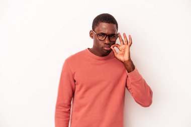 Genç Afrikalı Amerikalı adam beyaz arka planda izole edilmiş, parmakları dudaklarında bir sır saklıyor..