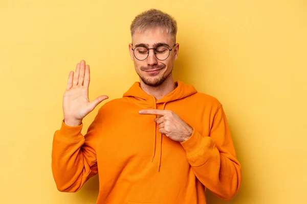 Young Caucasian Man Isolated Yellow Background Smiling Cheerful Showing Number — Stock Photo, Image