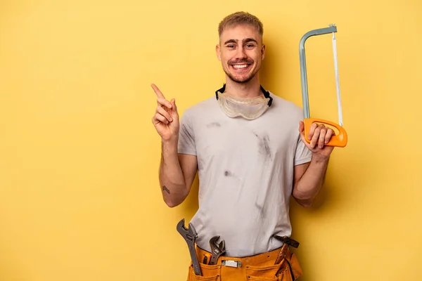 Young Electrician Caucasian Man Isolated Yellow Background Smiling Pointing Aside — Foto Stock