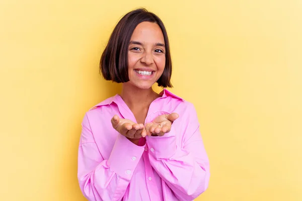 Giovane Donna Razza Mista Isolato Sfondo Giallo Che Tiene Qualcosa — Foto Stock