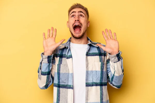 Joven Hombre Caucásico Aislado Sobre Fondo Amarillo Gritando Cielo Mirando —  Fotos de Stock