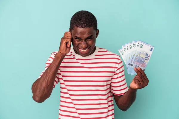 Young African American Man Holding Bank Notes Isolated Blue Background — Stock Photo, Image