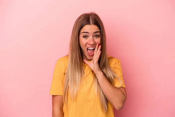 Jovem Mulher Russa Isolada Fundo Rosa Tocando Parte Trás Cabeça — Fotografia de Stock