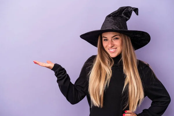 Joven Mujer Rusa Disfrazada Bruja Celebrando Halloween Aislada Sobre Fondo —  Fotos de Stock