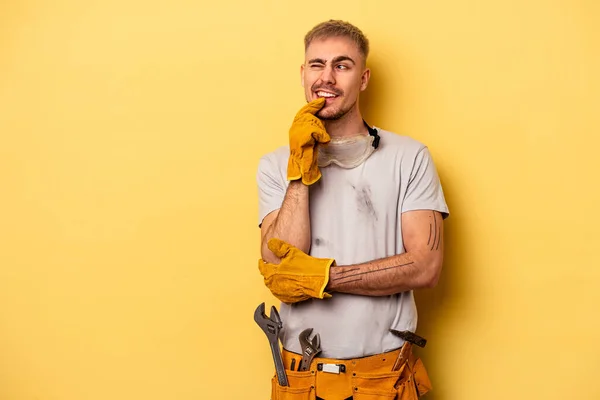 Young Electrician Caucasian Man Isolated Yellow Background Relaxed Thinking Something — Foto Stock