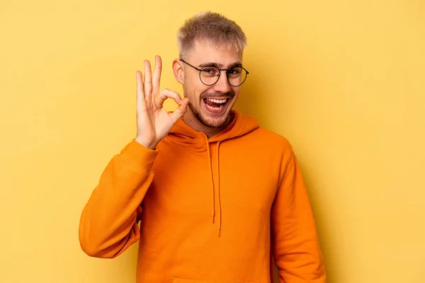 Jovem Caucasiano Homem Isolado Fundo Amarelo Alegre Confiante Mostrando Gesto — Fotografia de Stock