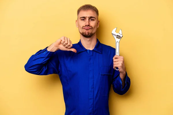 Young Electrician Caucasian Man Isolated Yellow Background Feels Proud Self — Zdjęcie stockowe