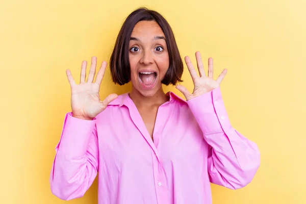 Giovane Donna Razza Mista Isolato Sfondo Giallo Mostrando Numero Dieci — Foto Stock