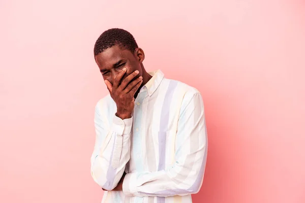 Jovem Afro Americano Isolado Fundo Rosa Rindo Feliz Despreocupado Emoção — Fotografia de Stock