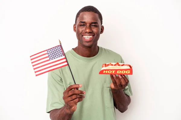 Giovane Uomo Afroamericano Mangiare Hot Dog Tenere Bandiera Americana Isolata — Foto Stock