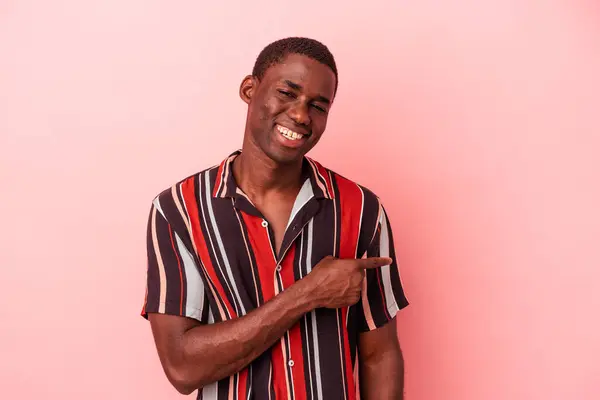 Jovem Afro Americano Isolado Fundo Rosa Sorrindo Apontando Para Lado — Fotografia de Stock