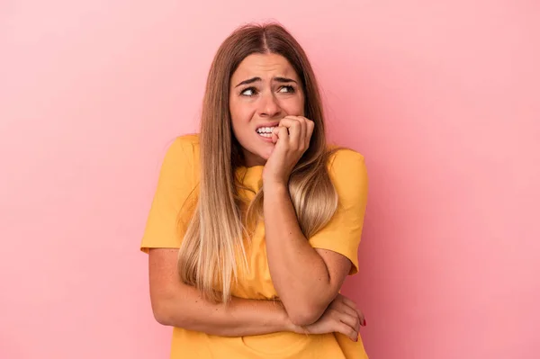 Mujer Rusa Joven Aislada Sobre Fondo Rosa Confundida Siente Dudosa —  Fotos de Stock