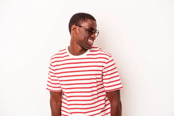 Ung Afrikansk Amerikansk Man Isolerad Vit Bakgrund Skrattar Och Blundar — Stockfoto
