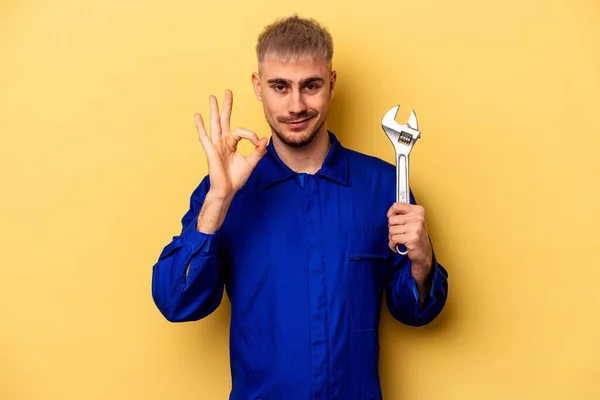 Young Electrician Caucasian Man Isolated Yellow Background Cheerful Confident Showing — Stockfoto