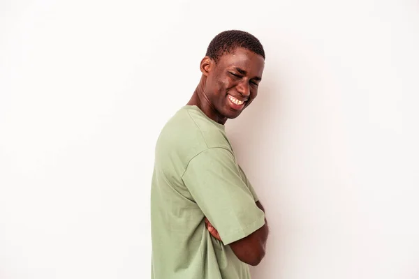 Mladý Africký Američan Izolovaný Bílém Pozadí Který Cítí Sebejistý Zkřížené — Stock fotografie