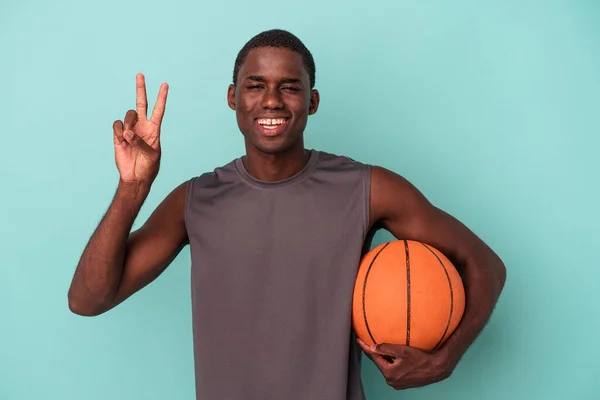 Giovane Uomo Afroamericano Che Gioca Basket Isolato Sfondo Blu Mostrando — Foto Stock