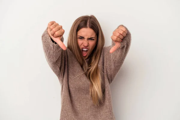 Jong Russisch Vrouw Geïsoleerd Witte Achtergrond Tonen Een Mobiele Telefoon — Stockfoto