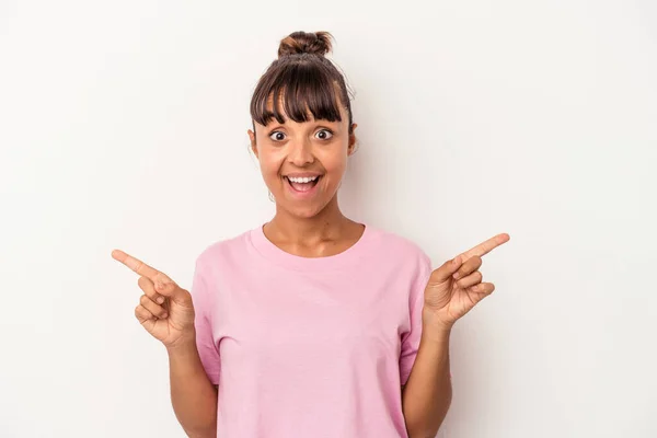 Jonge Gemengde Ras Vrouw Geïsoleerd Witte Achtergrond Wijzend Naar Verschillende — Stockfoto