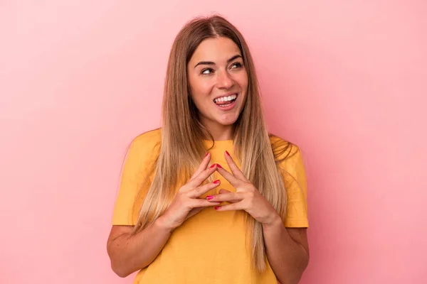 Junge Russin Isoliert Auf Rosa Hintergrund Lächelt Selbstbewusst Mit Verschränkten — Stockfoto