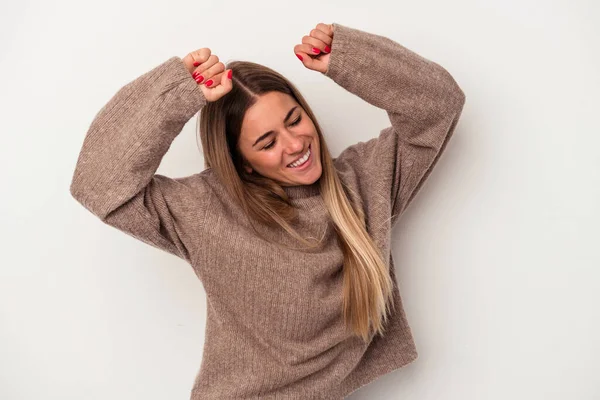 Beyaz arka planda izole edilmiş genç bir Rus kadın elleriyle gözlerini kapatmaktan korkuyor..