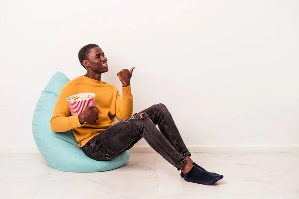 Joven Afroamericano Sentado Una Hojaldre Comiendo Palomitas Maíz Aislado Puntos —  Fotos de Stock