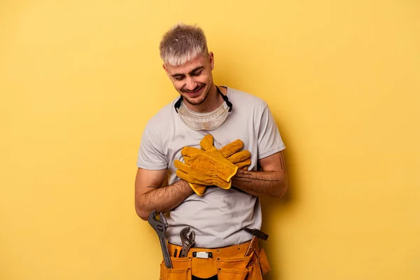 Young Electrician Caucasian Man Isolated Yellow Background Laughing Having Fun — Zdjęcie stockowe