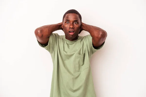 Mladý Africký Američan Izolovaný Bílém Pozadí Křičí Vzteky — Stock fotografie