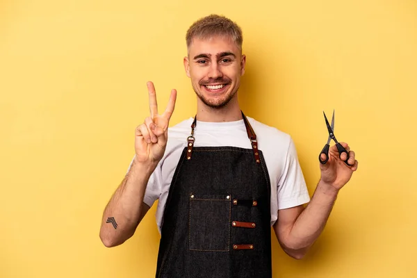 Young Caucasian Hairdresser Man Holding Scissors Isolated Yellow Background Showing — Foto Stock