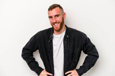 Beyaz arka planda izole edilmiş genç beyaz adam mutlu, güler yüzlü ve neşeli..